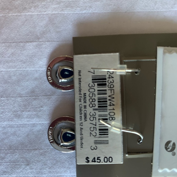 Earrings - Picture 2 of 4